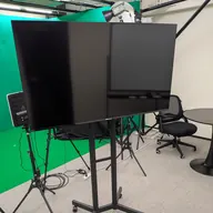スタンドに設置された50型液晶モニター